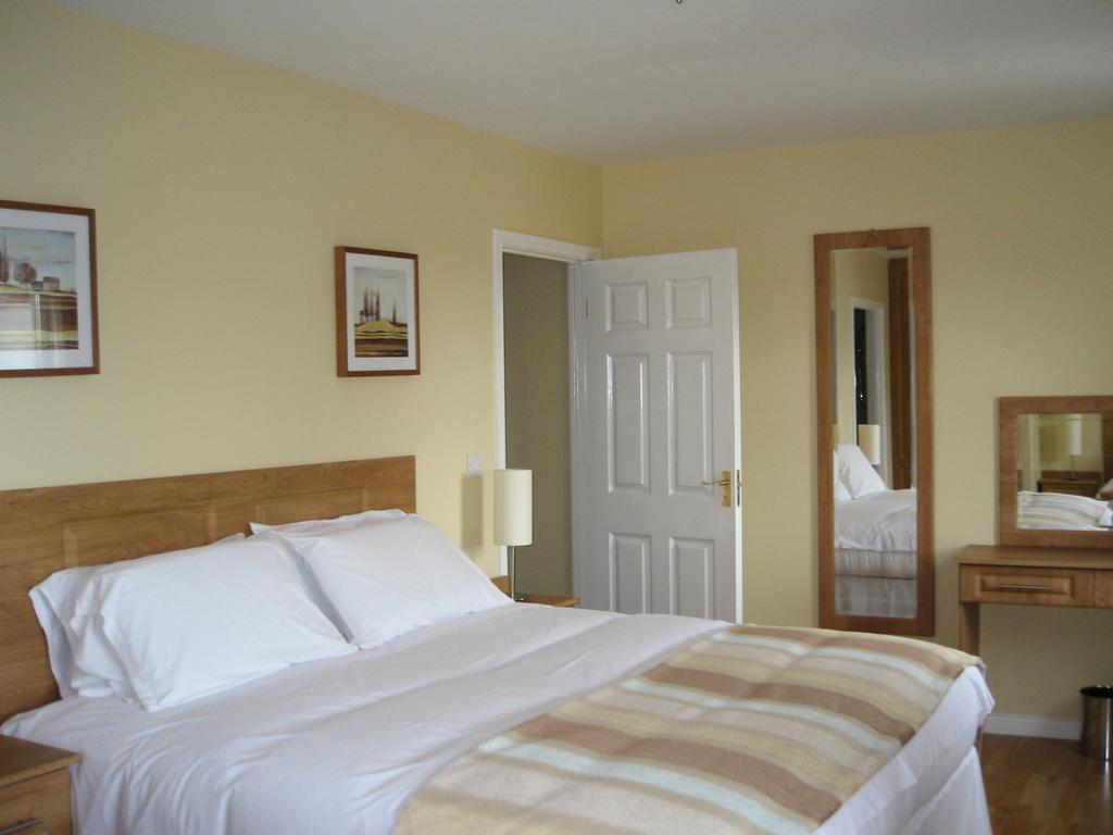 Knightsbrook Hotel Courtyard Accommodation Trim Exteriör bild